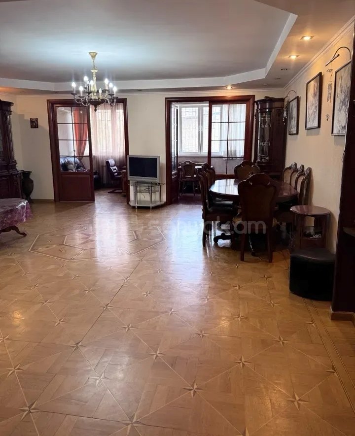 4 Սենյականոց Բնակարան Քարե Շենքում, 93քմ, 2/5 հարկ, Նորմալ Վիճակում