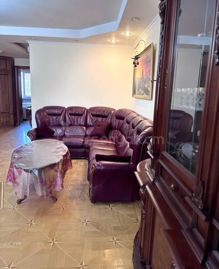 4 Սենյականոց Բնակարան Քարե Շենքում, 93քմ, 2/5 հարկ, Նորմալ Վիճակում