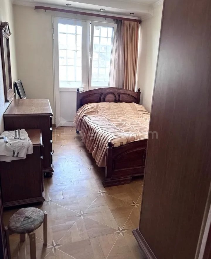 4 Սենյականոց Բնակարան Քարե Շենքում, 93քմ, 2/5 հարկ, Կապիտալ Վերանորոգված