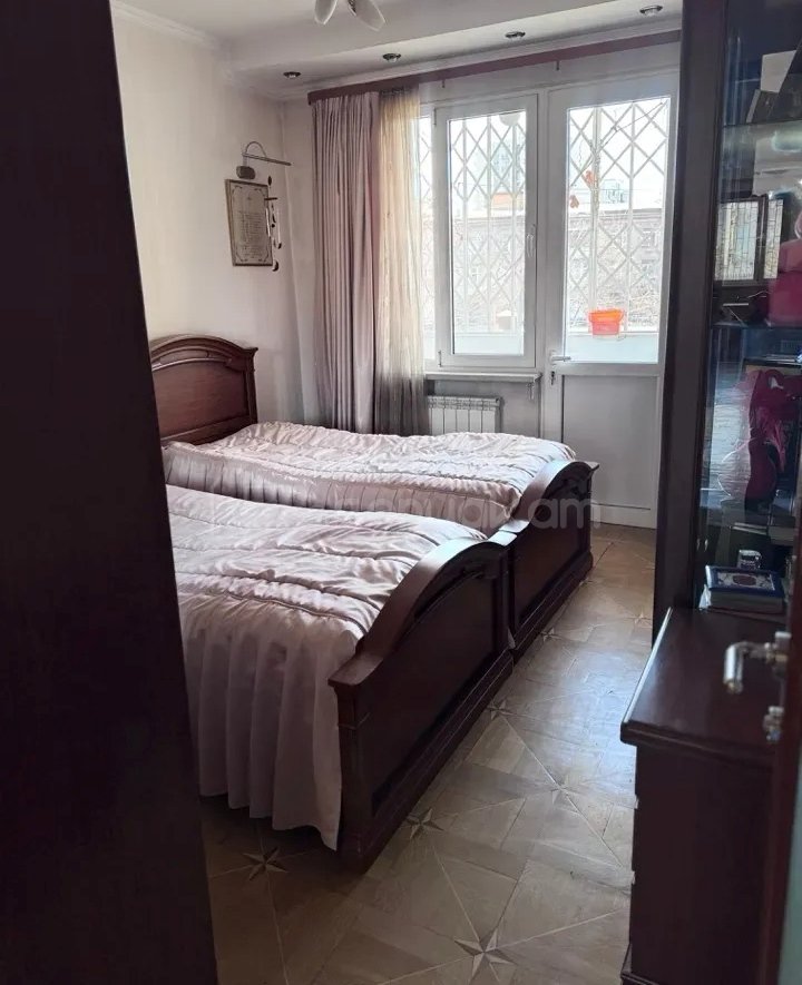 4 Սենյականոց Բնակարան Քարե Շենքում, 93քմ, 2/5 հարկ, Կապիտալ Վերանորոգված