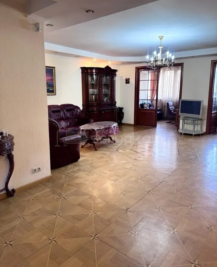 4 Սենյականոց Բնակարան Քարե Շենքում, 93քմ, 2/5 հարկ, Կապիտալ Վերանորոգված