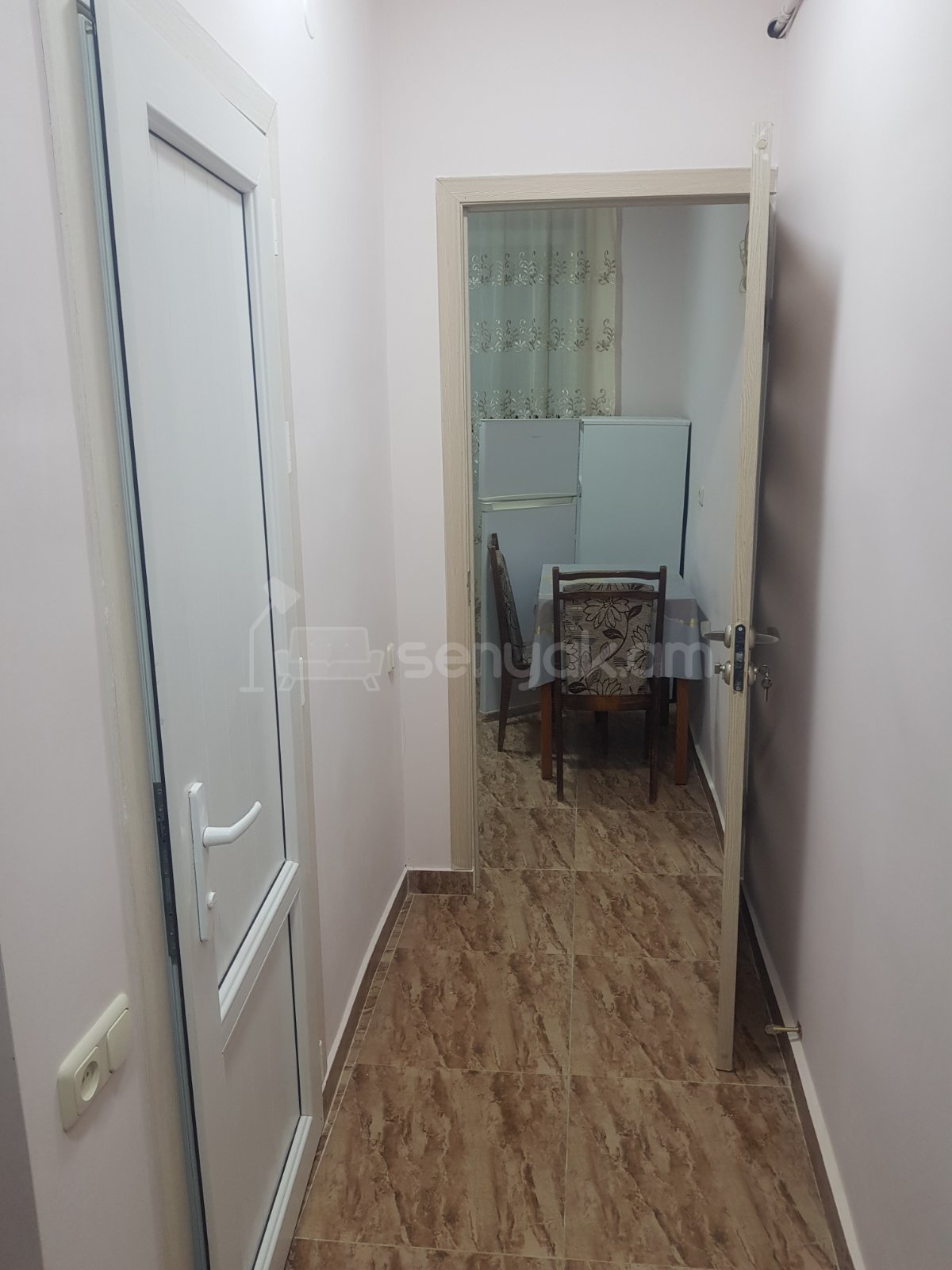 1 Սենյականոց Բնակարան Քարե Շենքում, 30քմ, 3/5 հարկ, Կոսմետիկ Վերանորոգված, Կահավորված