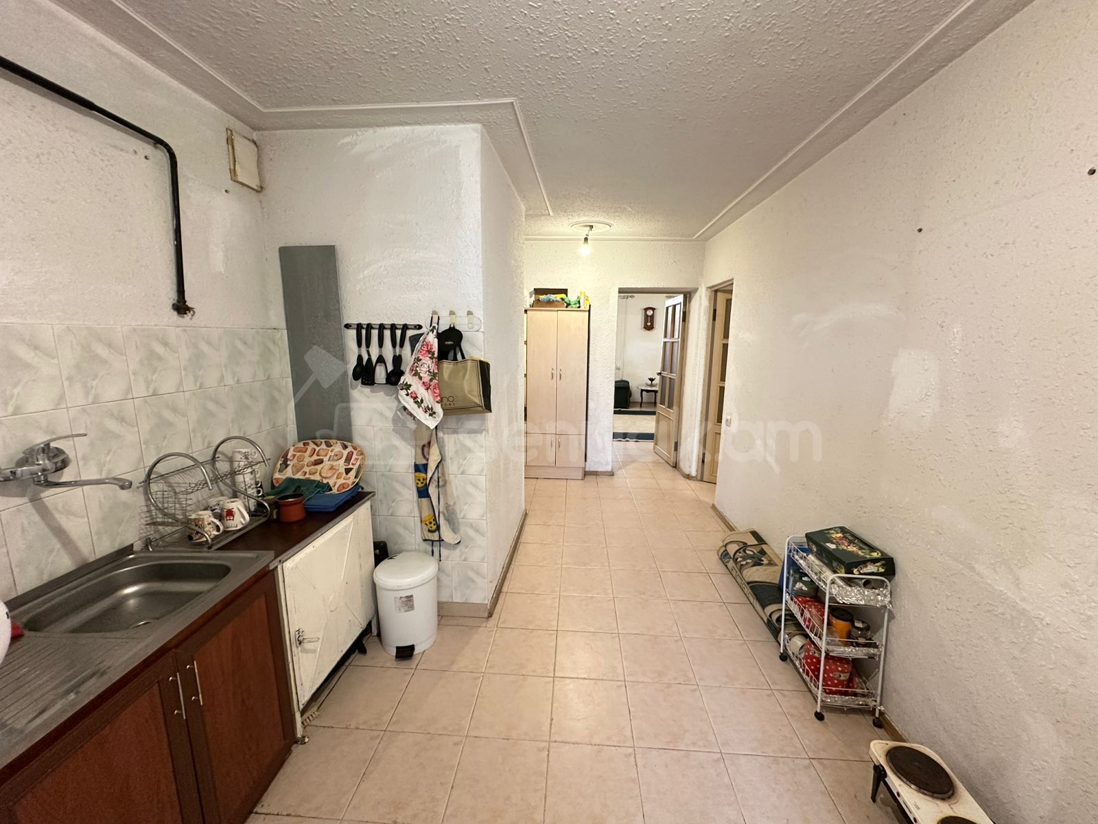 3 Սենյականոց Բնակարան Քարե Շենքում, 75քմ, 2/5 հարկ, Նորմալ Վիճակում