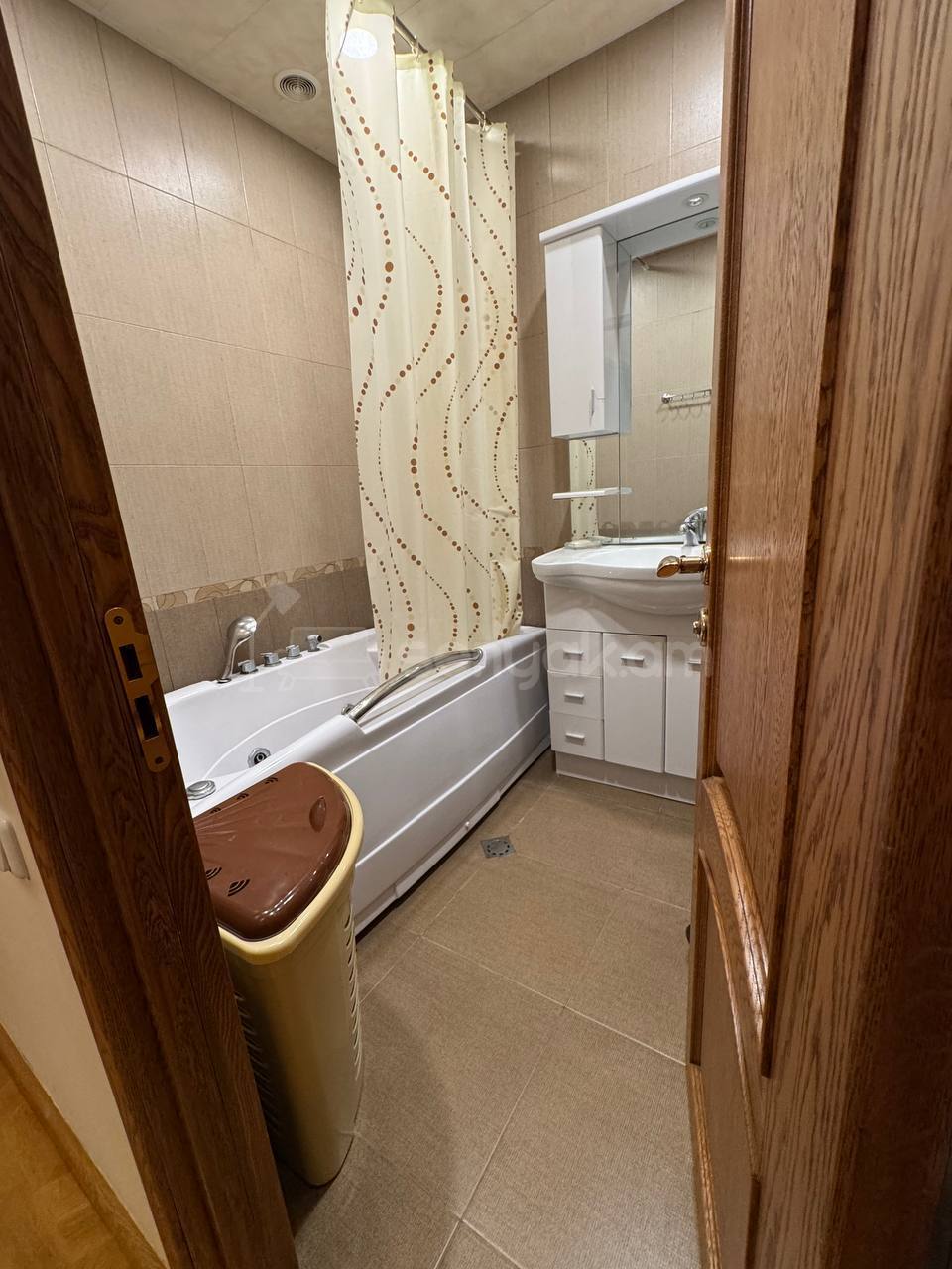 4 Սենյականոց Բնակարան Քարե Շենքում, 103քմ, 2/5 հարկ, Կապիտալ Վերանորոգված