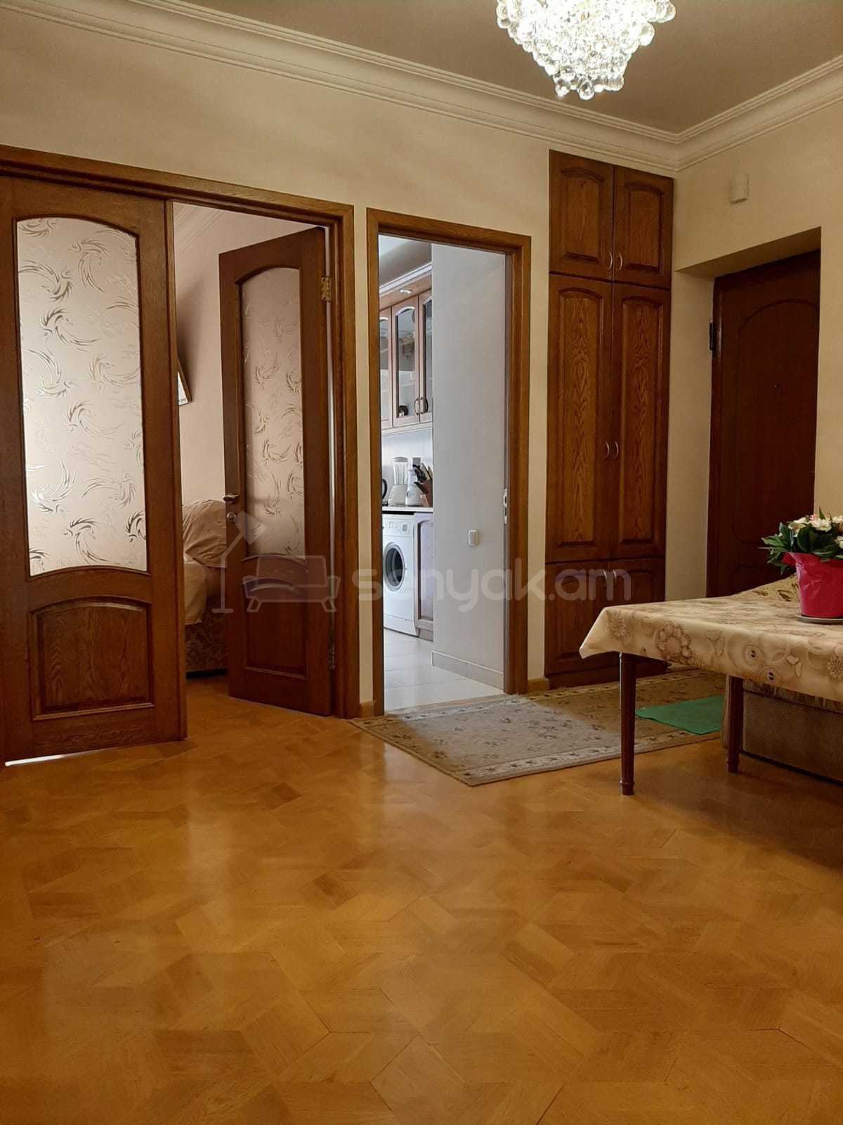 4 Սենյականոց Բնակարան Քարե Շենքում, 103քմ, 2/5 հարկ, Կապիտալ Վերանորոգված