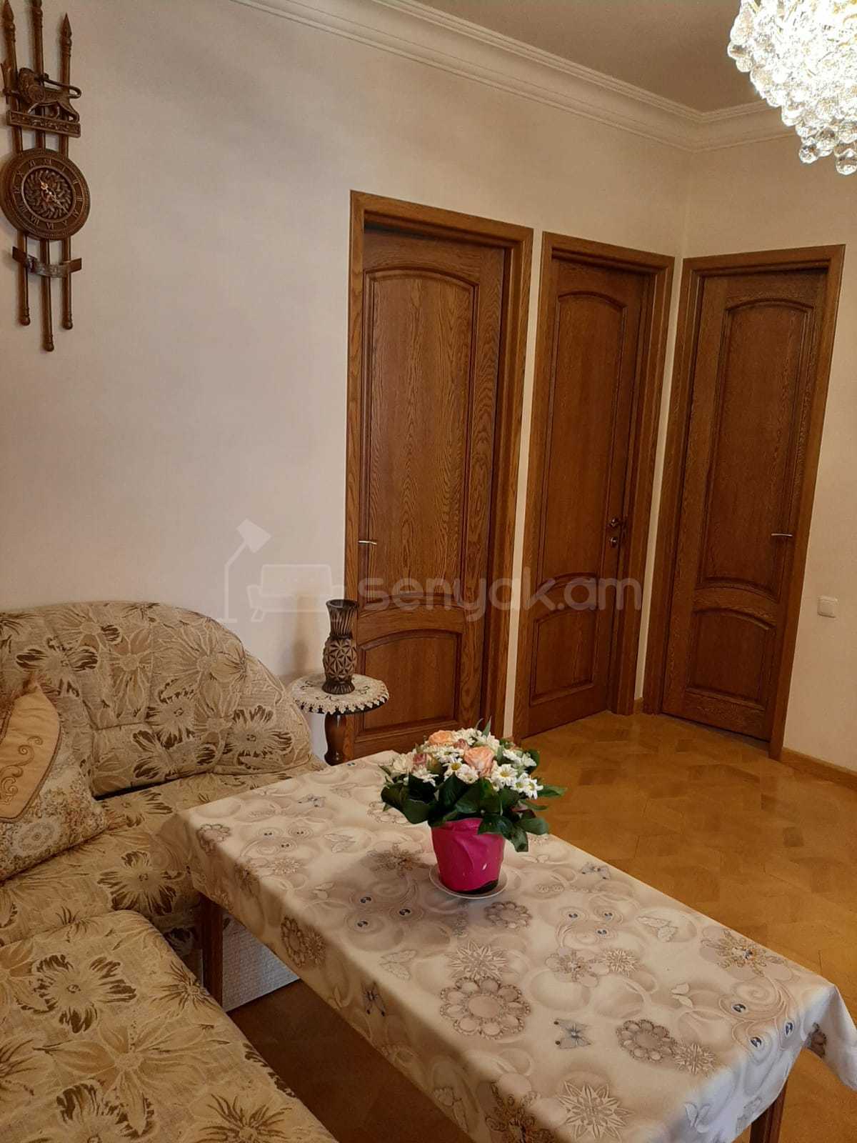 4 Սենյականոց Բնակարան Քարե Շենքում, 103քմ, 2/5 հարկ, Կապիտալ Վերանորոգված