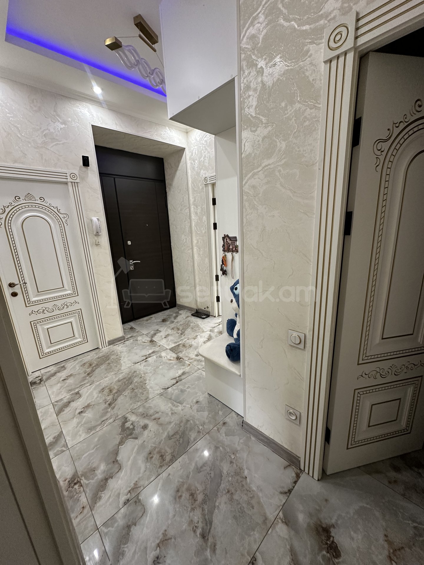 4 Սենյականոց Բնակարան Քարե Շենքում, 90քմ, 1/5 հարկ, Կապիտալ Վերանորոգված, Կահավորված, Արևկող