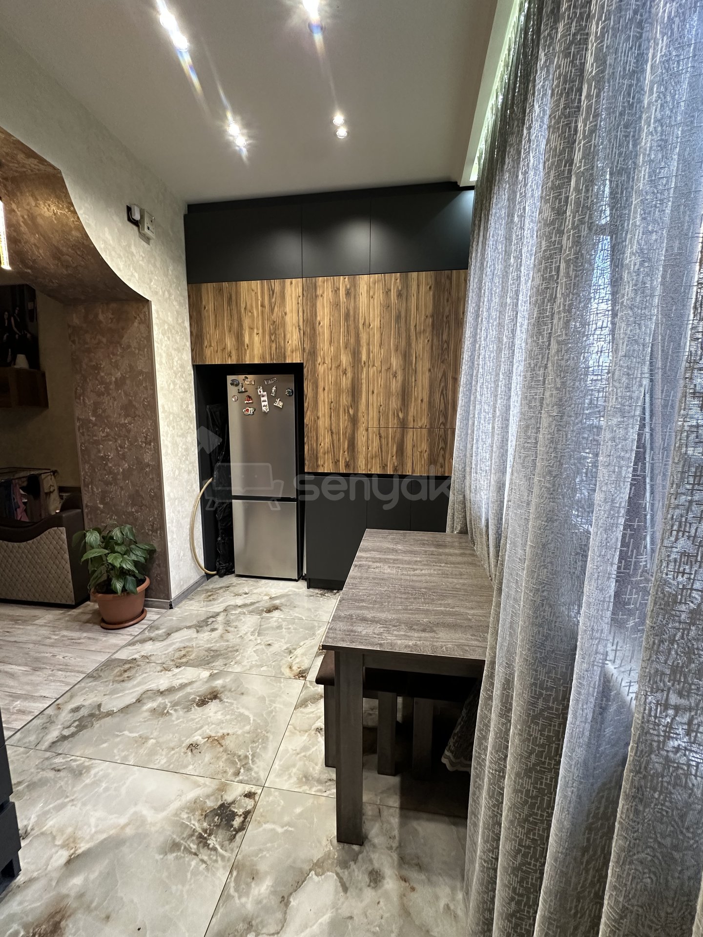 4 Սենյականոց Բնակարան Քարե Շենքում, 90քմ, 1/5 հարկ, Կապիտալ Վերանորոգված, Կահավորված, Արևկող