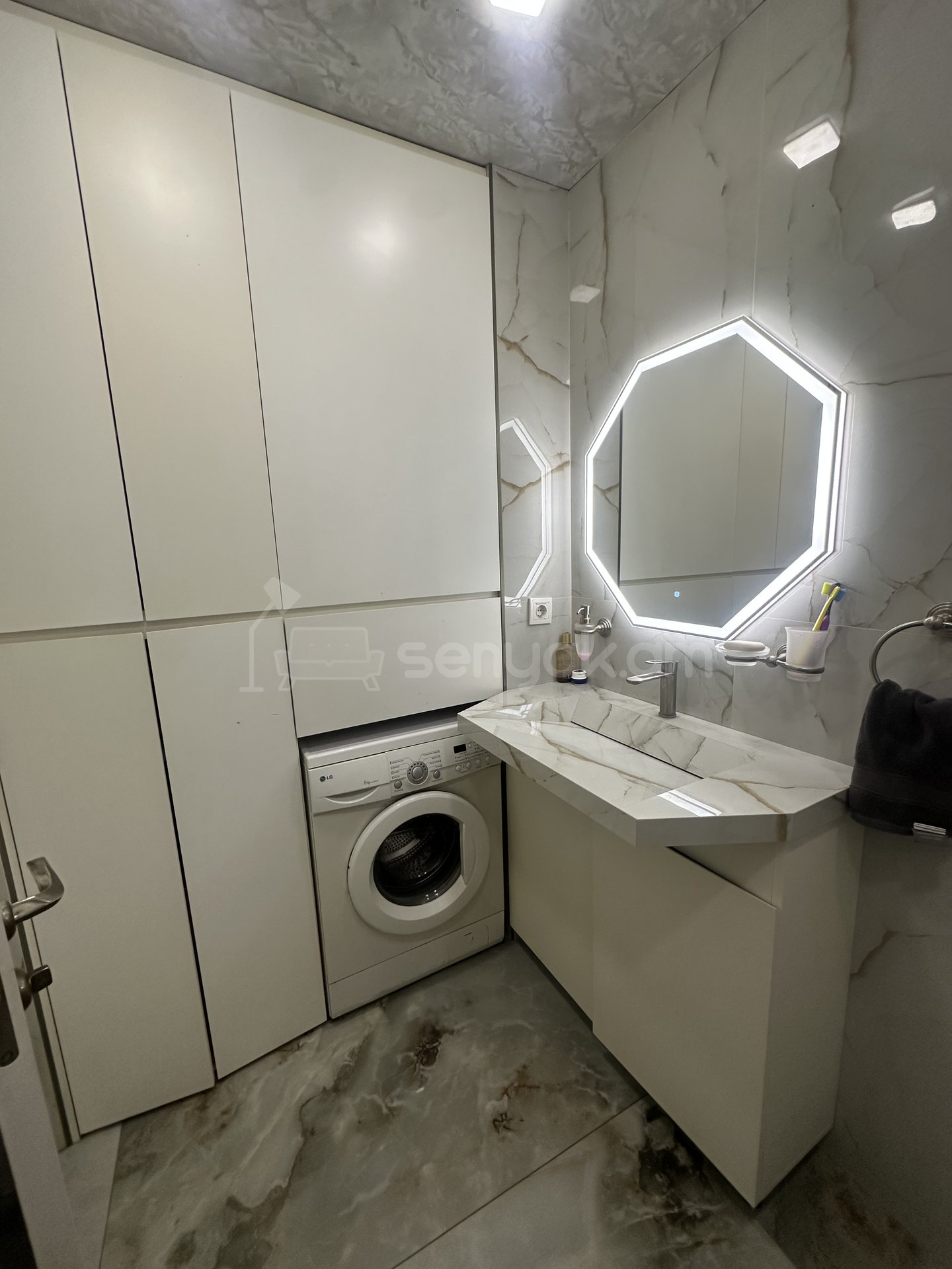 4 Սենյականոց Բնակարան Քարե Շենքում, 90քմ, 1/5 հարկ, Կապիտալ Վերանորոգված, Կահավորված, Արևկող