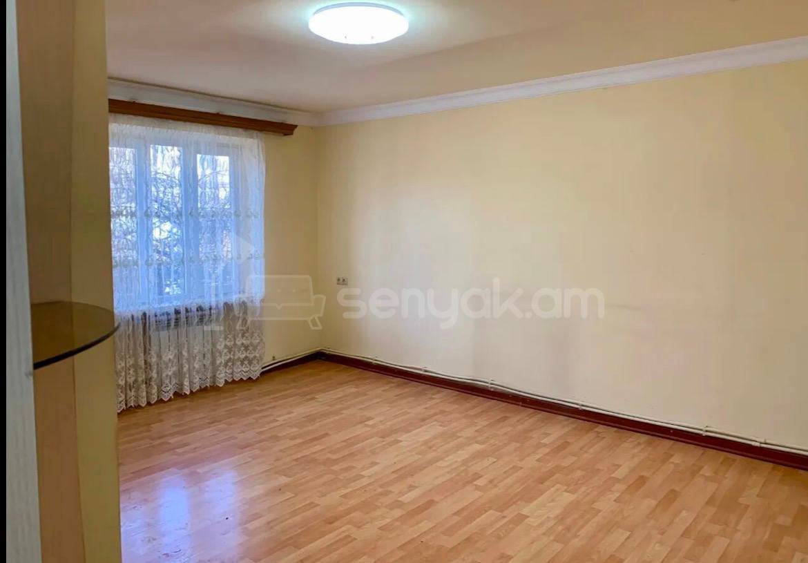 2 Սենյականոց Բնակարան Քարե Շենքում, 58քմ, 2/5 հարկ, Նորմալ Վիճակում, Մասամբ Կահավորված, Արևկող