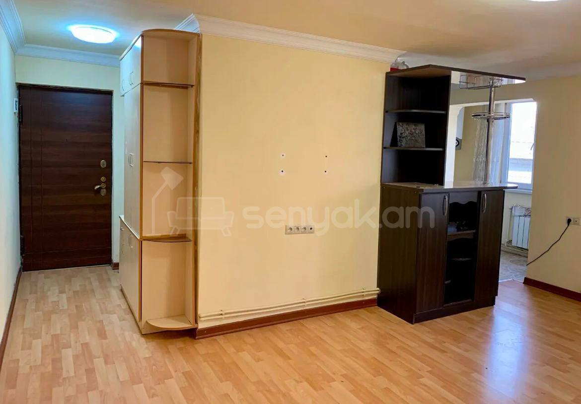 2 Սենյականոց Բնակարան Քարե Շենքում, 58քմ, 2/5 հարկ, Նորմալ Վիճակում, Մասամբ Կահավորված, Արևկող