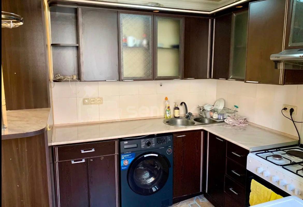 2 Սենյականոց Բնակարան Քարե Շենքում, 58քմ, 2/5 հարկ, Նորմալ Վիճակում, Մասամբ Կահավորված, Արևկող