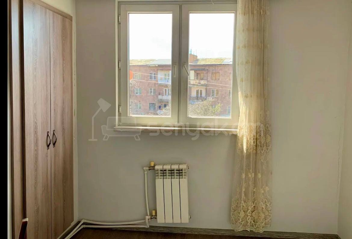 2 Սենյականոց Բնակարան Քարե Շենքում, 58քմ, 2/5 հարկ, Նորմալ Վիճակում, Մասամբ Կահավորված, Արևկող