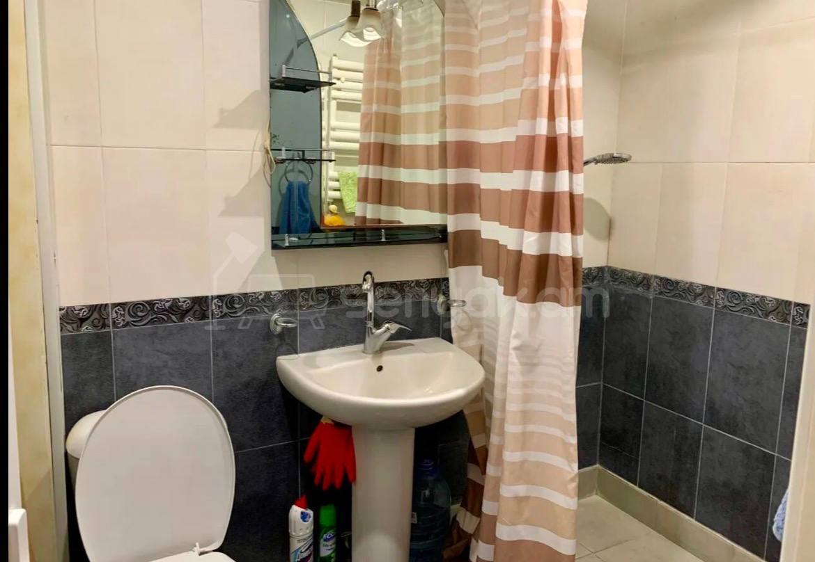 2 Սենյականոց Բնակարան Քարե Շենքում, 58քմ, 2/5 հարկ, Նորմալ Վիճակում, Մասամբ Կահավորված, Արևկող