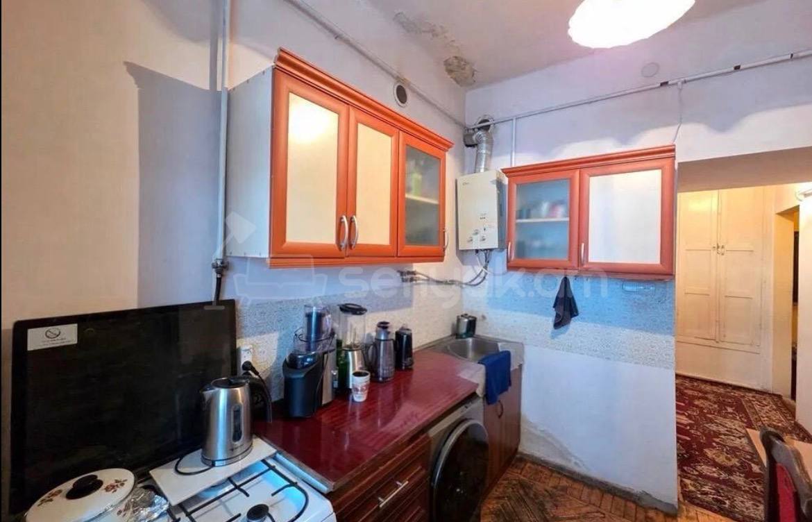 3 Սենյականոց Բնակարան Քարե Շենքում, 82քմ, 3/4 հարկ, Պետական Վիճակում