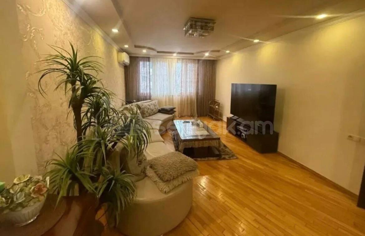 4 Սենյականոց Բնակարան Քարե Շենքում, 105քմ, 3/5 հարկ, Նորմալ Վիճակում