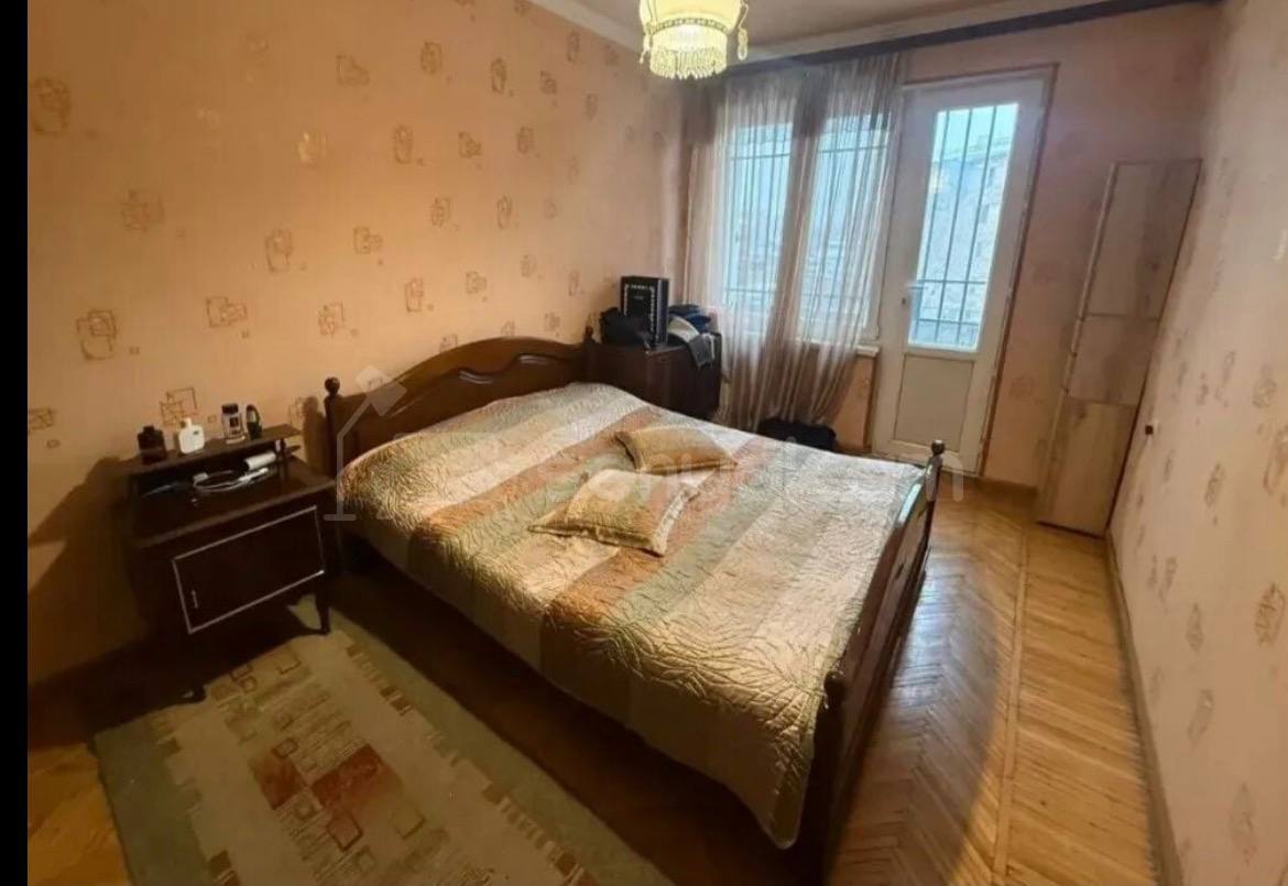 4 Սենյականոց Բնակարան Քարե Շենքում, 105քմ, 3/5 հարկ, Նորմալ Վիճակում