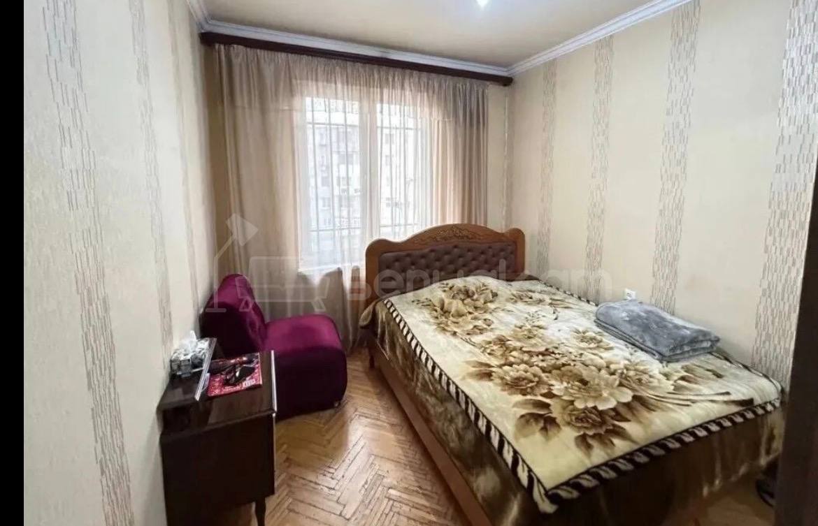 4 Սենյականոց Բնակարան Քարե Շենքում, 105քմ, 3/5 հարկ, Նորմալ Վիճակում