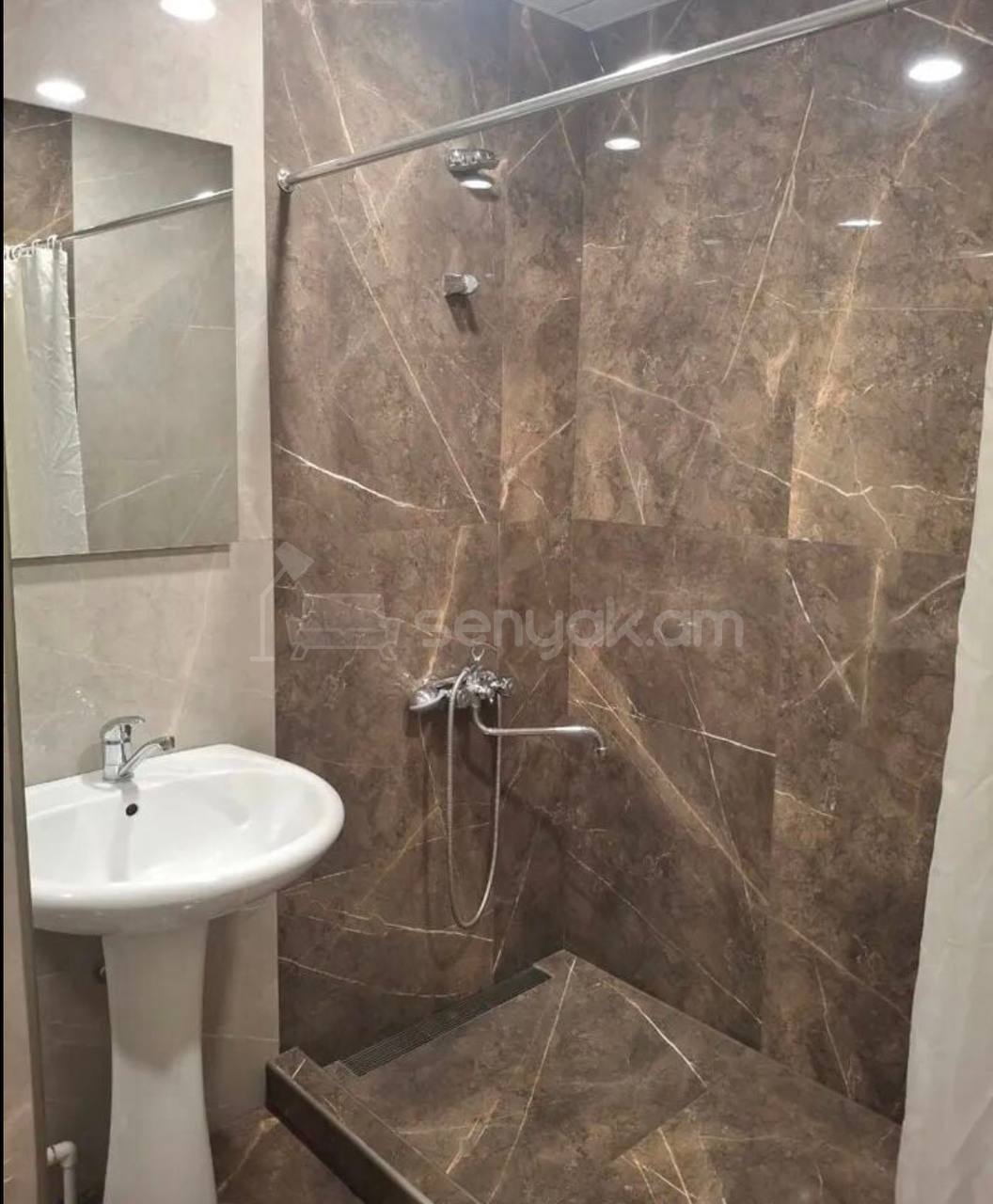 3 Սենյականոց Բնակարան, 97քմ, 8/9 հարկ, Նորմալ Վիճակում, Կահավորված, Արևկող