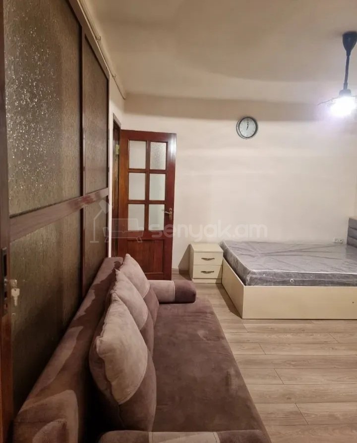 1 Սենյականոց Բնակարան Քարե Շենքում, 40քմ, 5/5 հարկ, Կապիտալ Վերանորոգված, Կահավորված