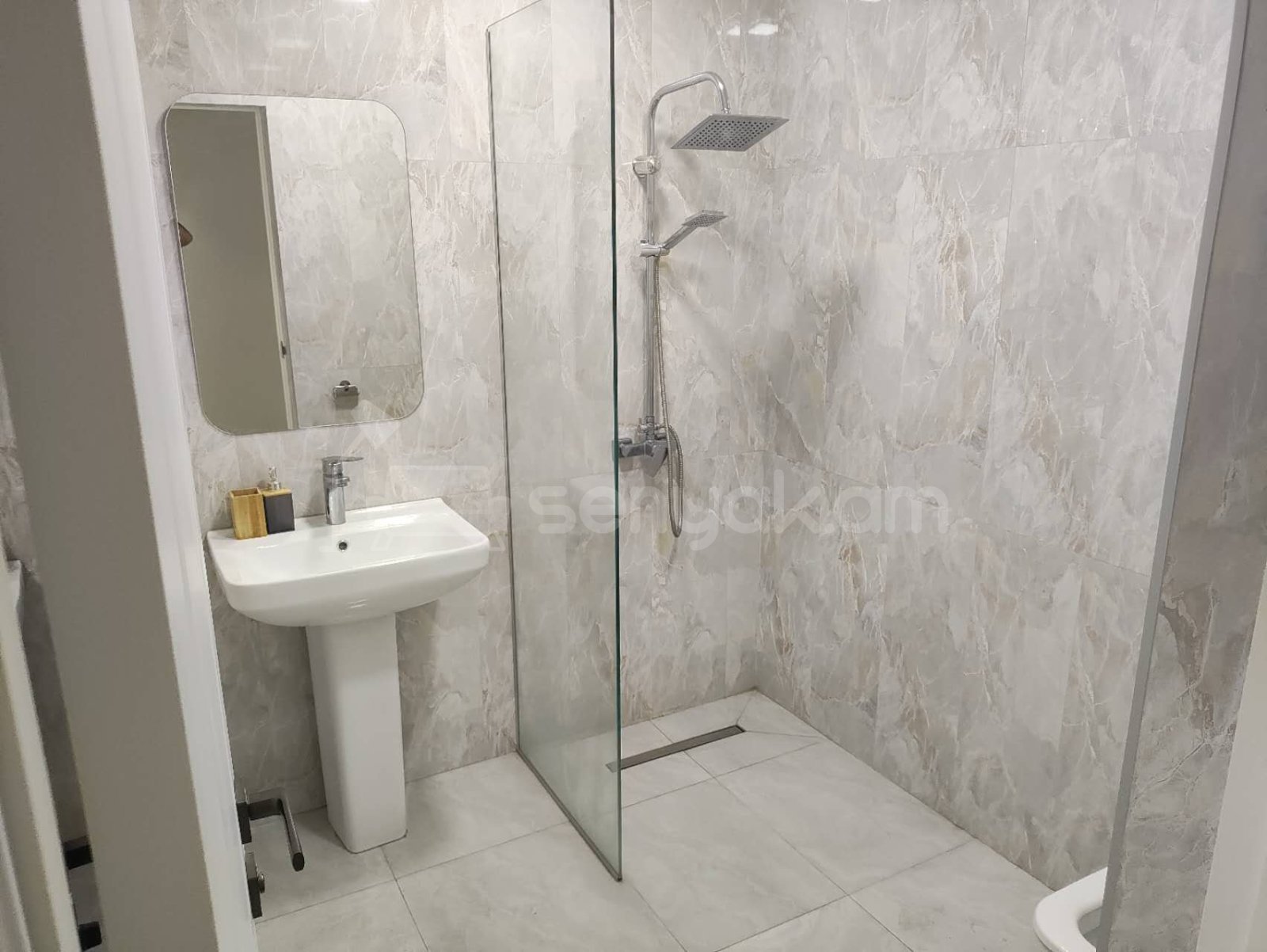 3 Սենյականոց Բնակարան Քարե Շենքում, 80քմ, 1/5 հարկ, Նորմալ Վիճակում, Կահավորված