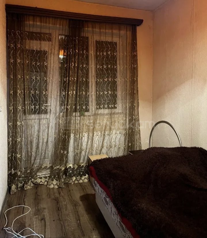 1 Սենյականոց Բնակարան Քարե Շենքում, 40քմ, 1/1 հարկ, Նորմալ Վիճակում, Կահավորված