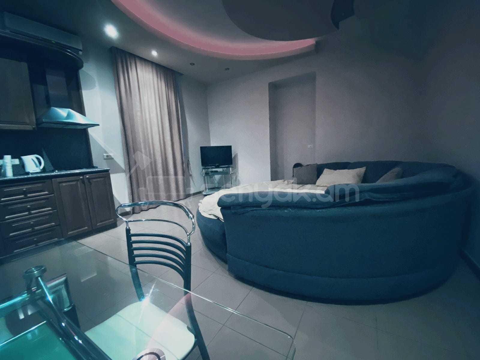 1 Սենյականոց Բնակարան, 42քմ, 1/5 հարկ, Դիզայներական Վերանորոգված