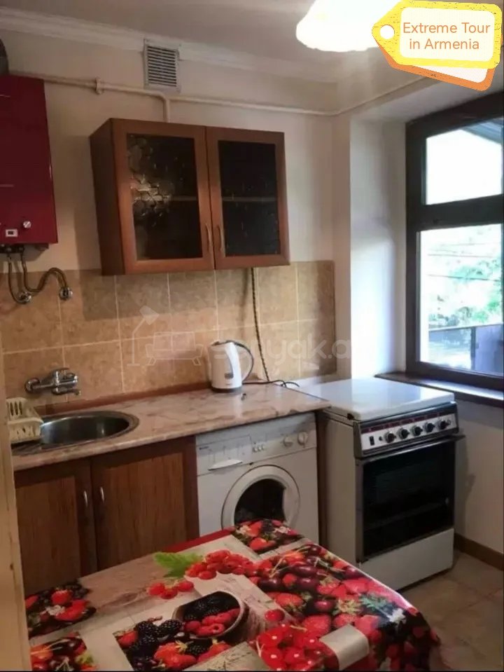 1 Սենյականոց Բնակարան Քարե Շենքում, 32քմ, 2/5 հարկ, Նորմալ Վիճակում, Կահավորված, Արևկող