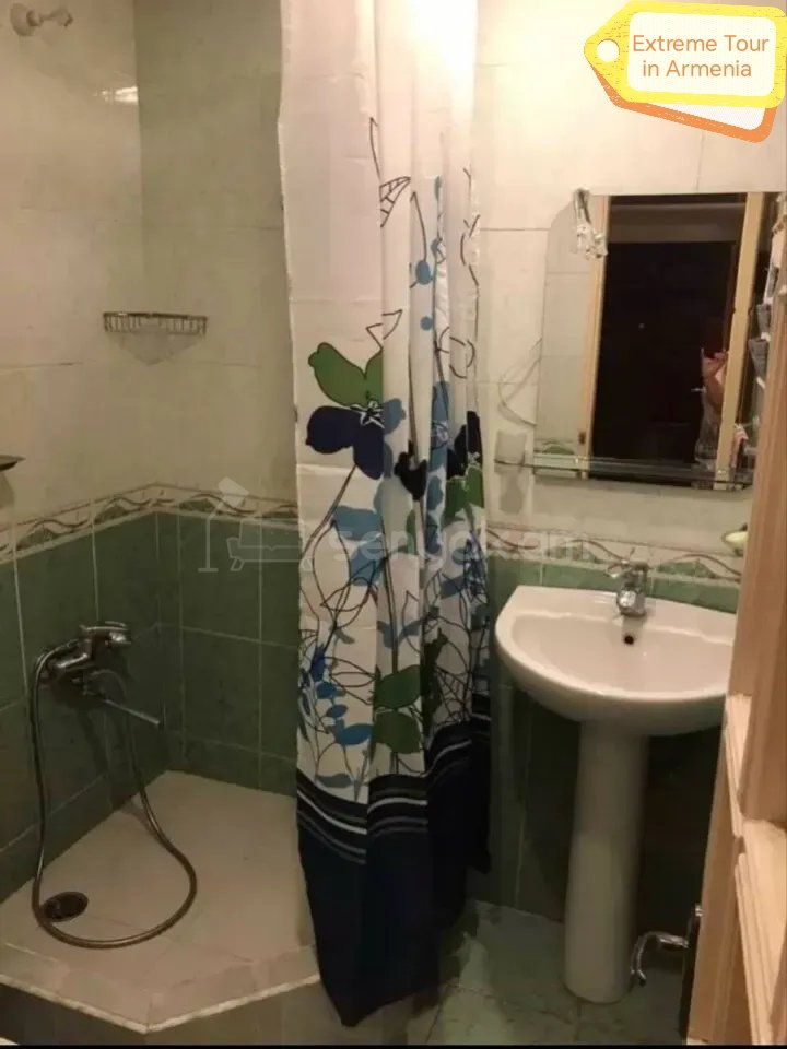 1 Սենյականոց Բնակարան Քարե Շենքում, 32քմ, 2/5 հարկ, Նորմալ Վիճակում, Կահավորված, Արևկող