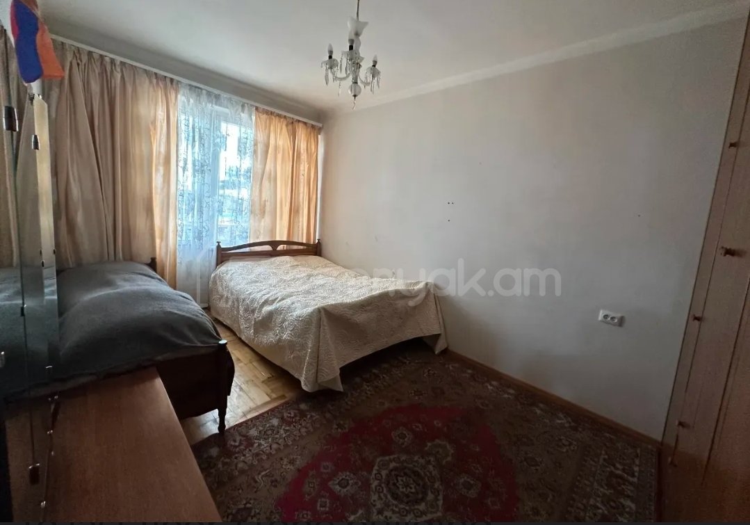 4 Սենյականոց Բնակարան Քարե Շենքում, 115քմ, 4/5 հարկ, Նորմալ Վիճակում, Կահավորված, Արևկող