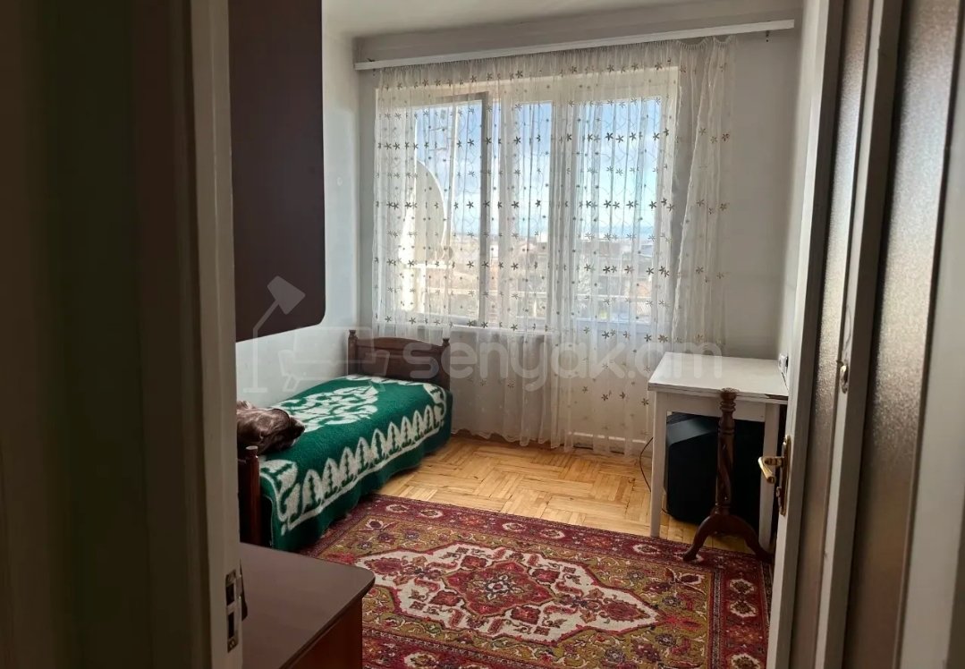 4 Սենյականոց Բնակարան Քարե Շենքում, 115քմ, 4/5 հարկ, Նորմալ Վիճակում, Կահավորված, Արևկող