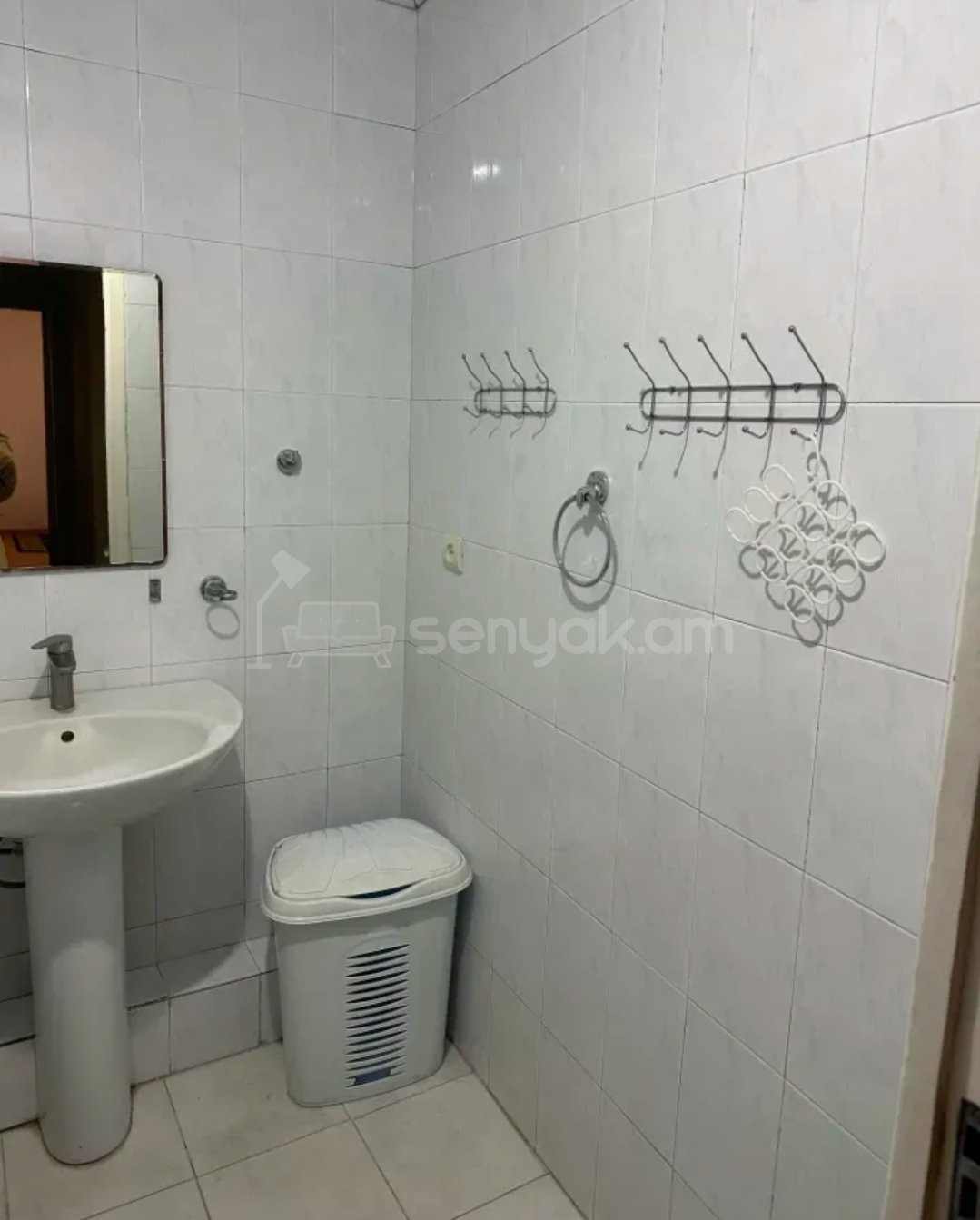 4 Սենյականոց Բնակարան Քարե Շենքում, 115քմ, 4/5 հարկ, Նորմալ Վիճակում, Կահավորված, Արևկող