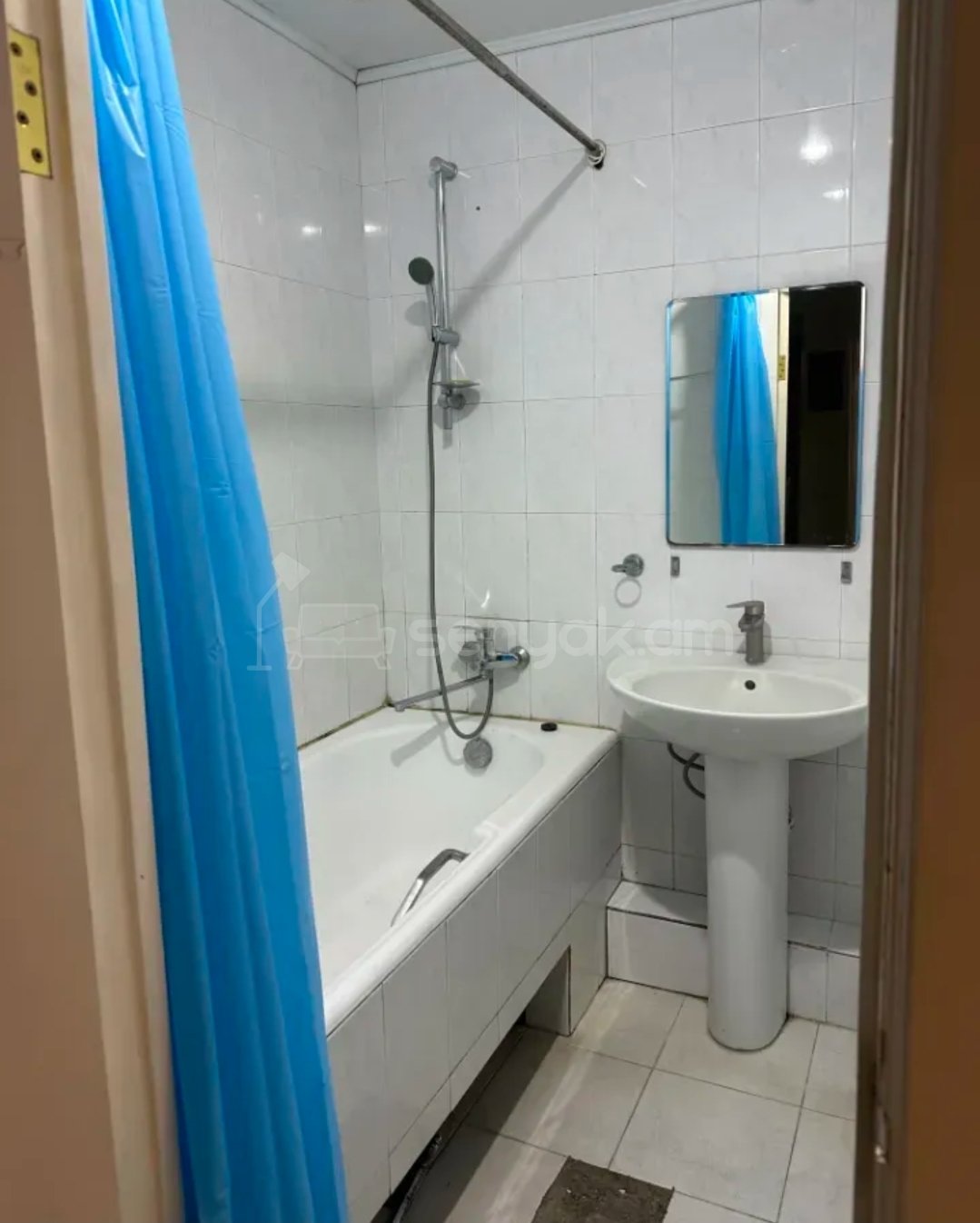 4 Սենյականոց Բնակարան Քարե Շենքում, 115քմ, 4/5 հարկ, Նորմալ Վիճակում, Կահավորված, Արևկող