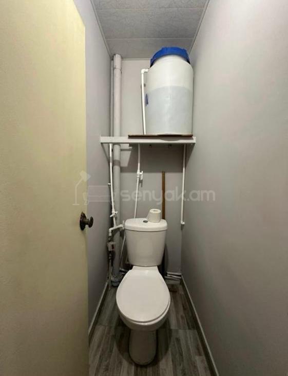 2 Սենյականոց Բնակարան Քարե Շենքում, 63քմ, 5/5 հարկ, Կապիտալ Վերանորոգված