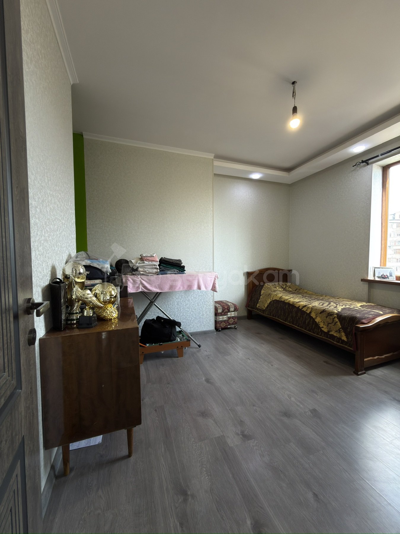 4 Սենյականոց Բնակարան Քարե Շենքում, 90քմ, 6/6 հարկ, Դիզայներական Վերանորոգված