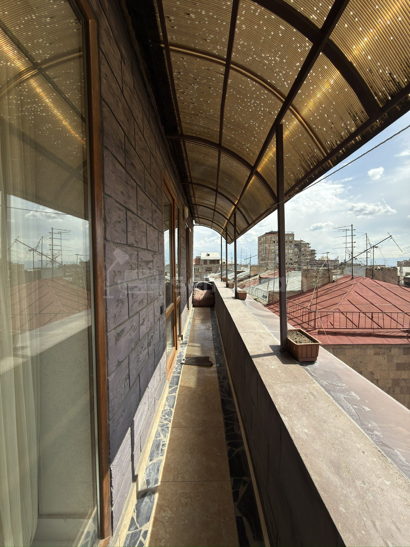 4 Սենյականոց Բնակարան Քարե Շենքում, 90քմ, 6/6 հարկ, Դիզայներական Վերանորոգված