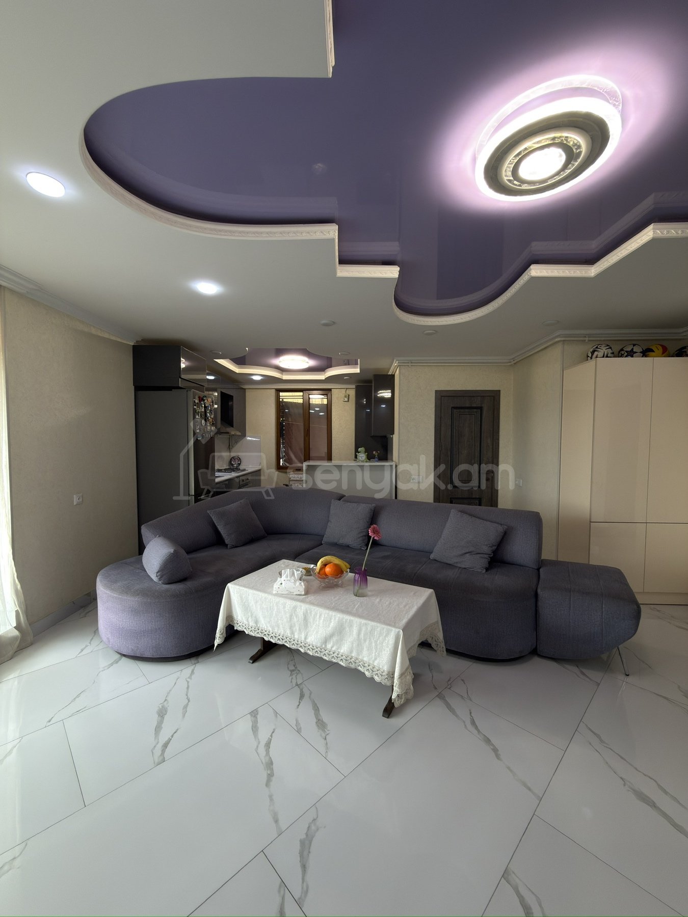 4 Սենյականոց Բնակարան Քարե Շենքում, 90քմ, 6/6 հարկ, Դիզայներական Վերանորոգված