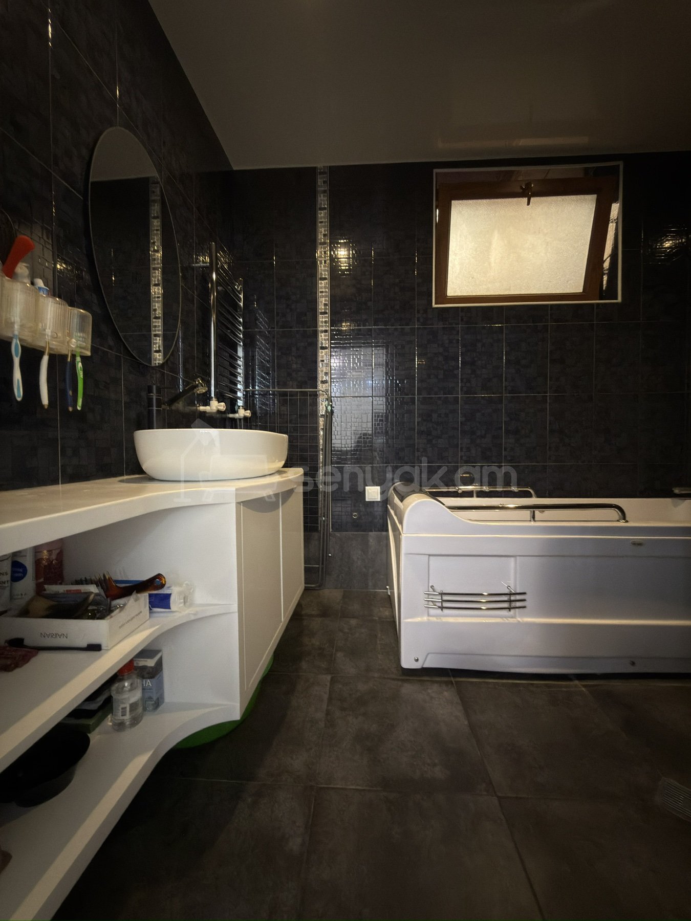 4 Սենյականոց Բնակարան Քարե Շենքում, 90քմ, 6/6 հարկ, Դիզայներական Վերանորոգված