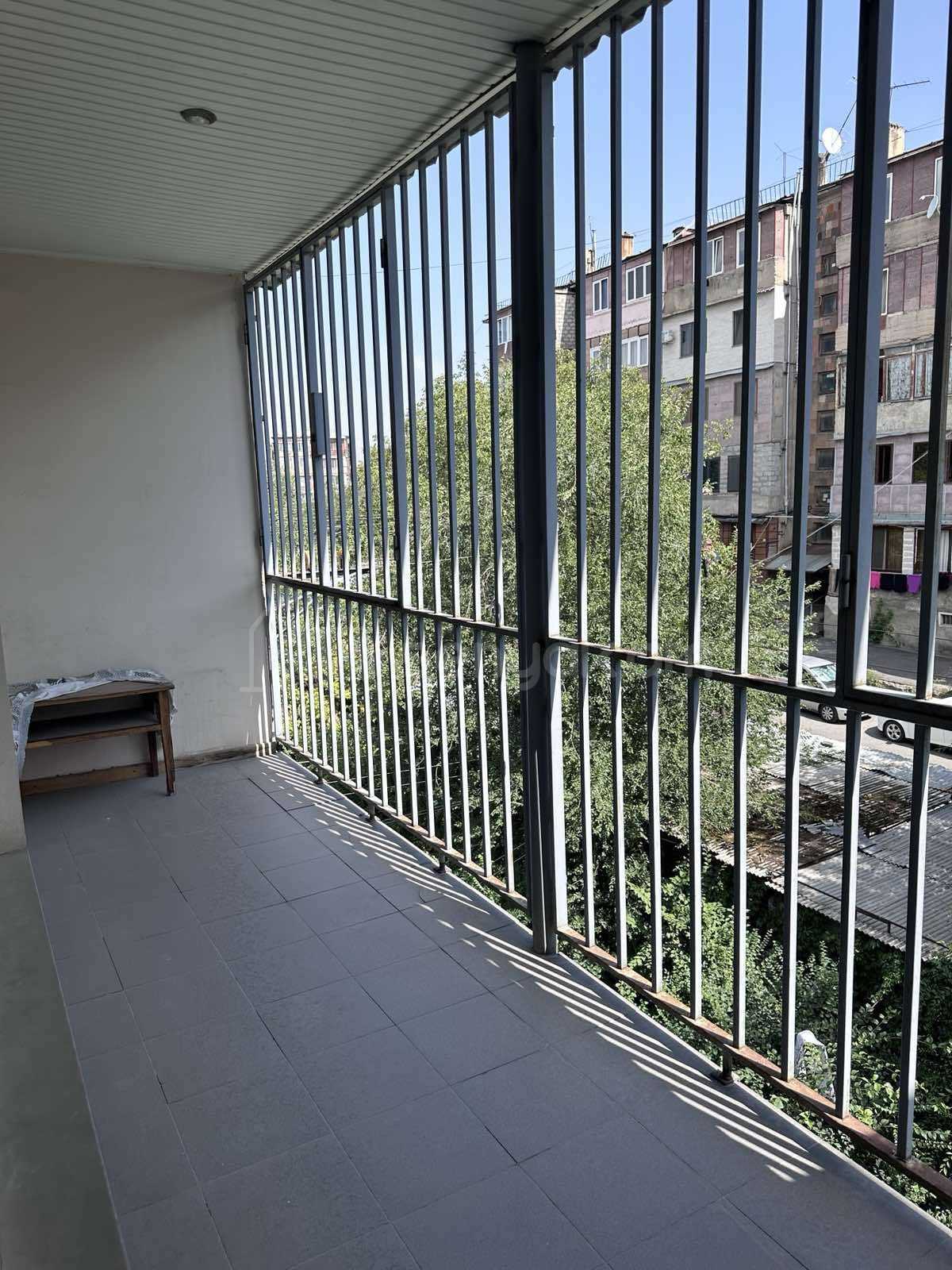 4 Սենյականոց Բնակարան Քարե Շենքում, 113քմ, 5/5 հարկ, Կապիտալ Վերանորոգված