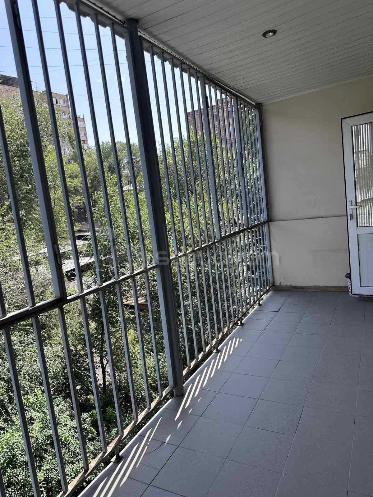 4 Սենյականոց Բնակարան Քարե Շենքում, 113քմ, 5/5 հարկ, Կապիտալ Վերանորոգված