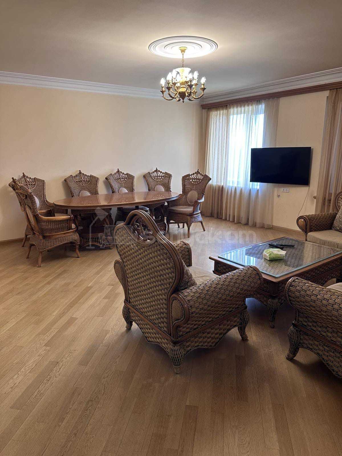 4 Սենյականոց Բնակարան Քարե Շենքում, 113քմ, 5/5 հարկ, Կապիտալ Վերանորոգված