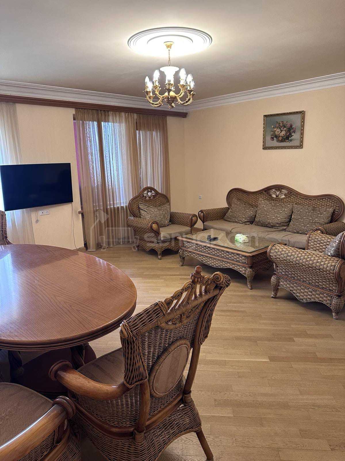 4 Սենյականոց Բնակարան Քարե Շենքում, 113քմ, 5/5 հարկ, Կապիտալ Վերանորոգված