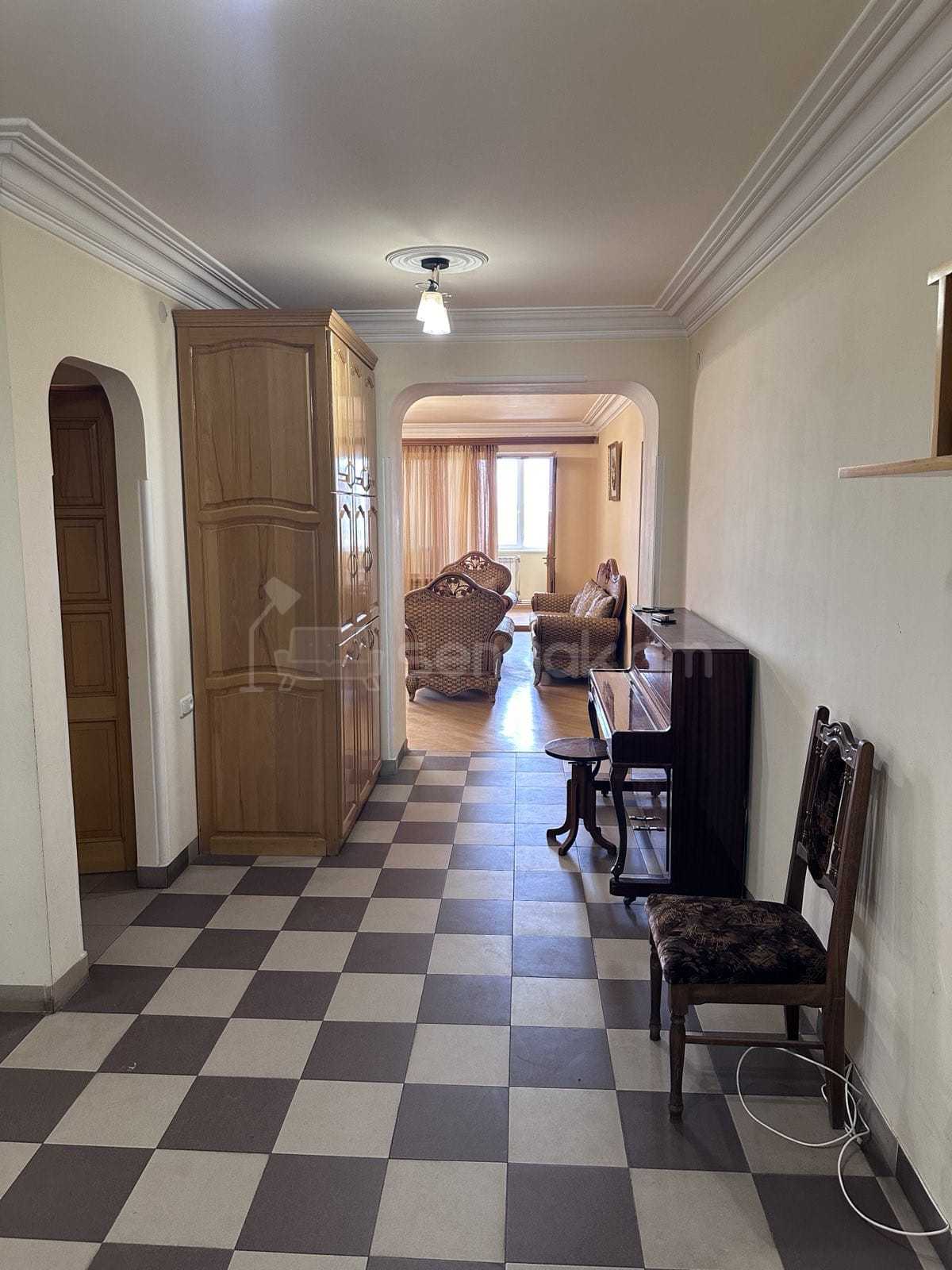 4 Սենյականոց Բնակարան Քարե Շենքում, 113քմ, 5/5 հարկ, Կապիտալ Վերանորոգված