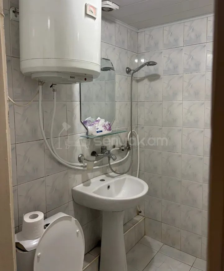 1 Սենյականոց Բնակարան Քարե Շենքում, 40քմ, 3/5 հարկ, Կապիտալ Վերանորոգված, Կահավորված