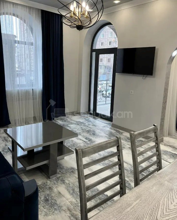 2 Սենյականոց Բնակարան Քարե Շենքում, 72քմ, 3/4 հարկ, Կապիտալ Վերանորոգված