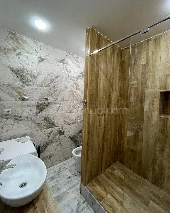 2 Սենյականոց Բնակարան Քարե Շենքում, 72քմ, 3/4 հարկ, Կապիտալ Վերանորոգված