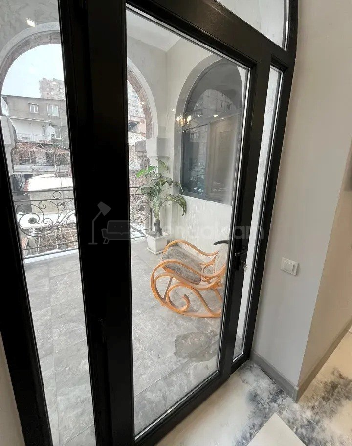 2 Սենյականոց Բնակարան Քարե Շենքում, 72քմ, 3/4 հարկ, Կապիտալ Վերանորոգված