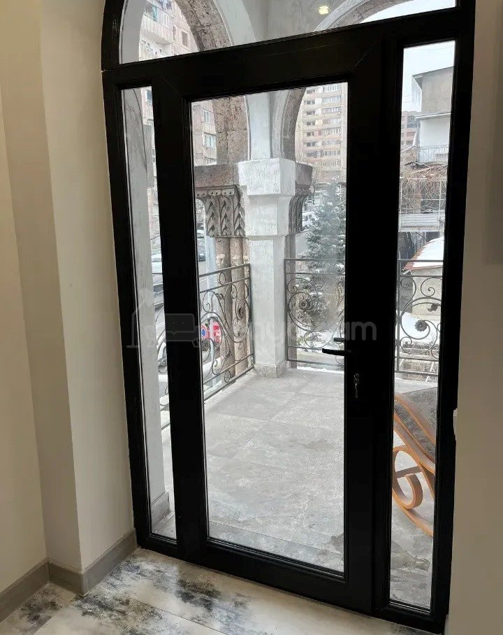 2 Սենյականոց Բնակարան Քարե Շենքում, 72քմ, 3/4 հարկ, Կապիտալ Վերանորոգված