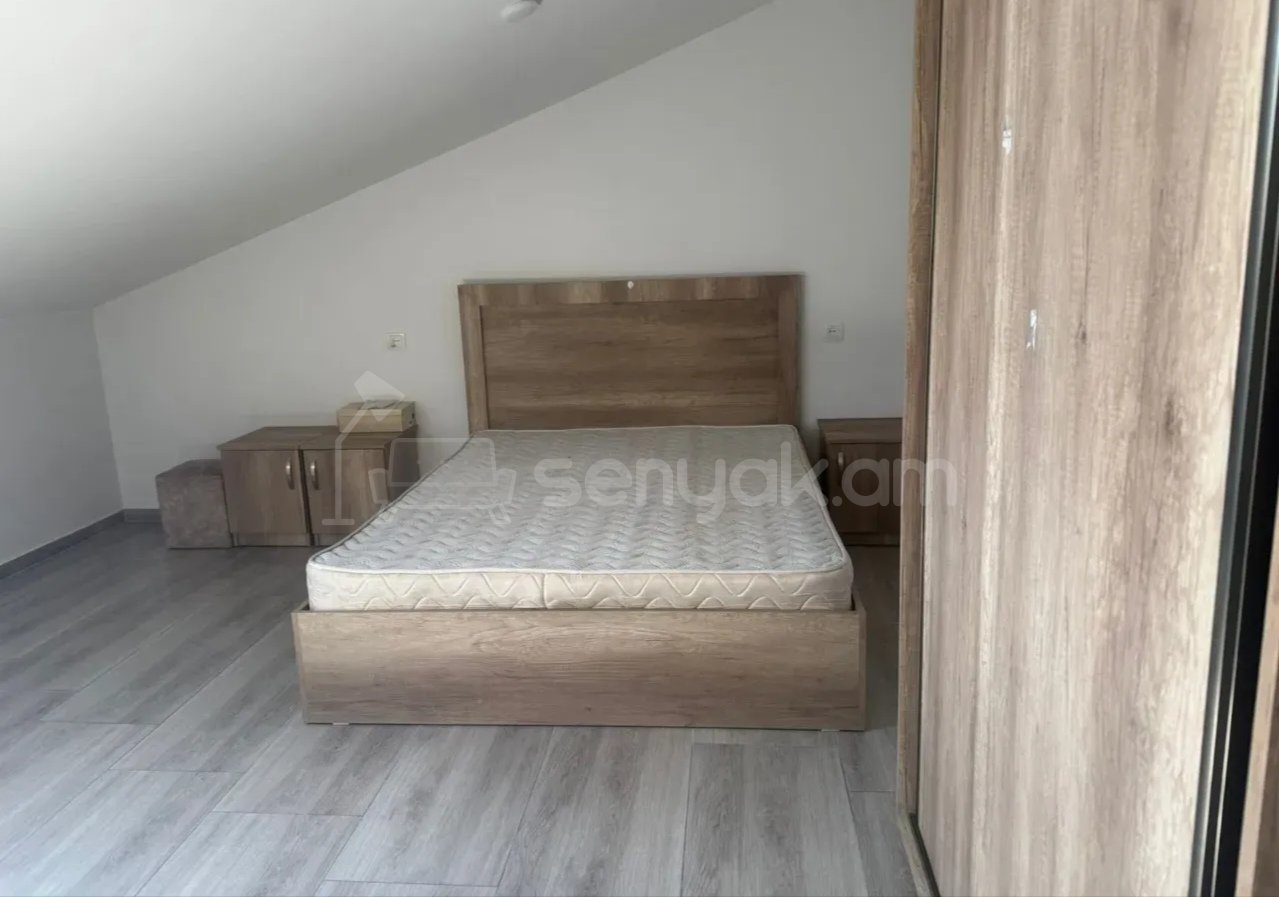 3 Սենյականոց Բնակարան Քարե Շենքում, 90քմ, 4/4 հարկ, Նորմալ Վիճակում, Կահավորված