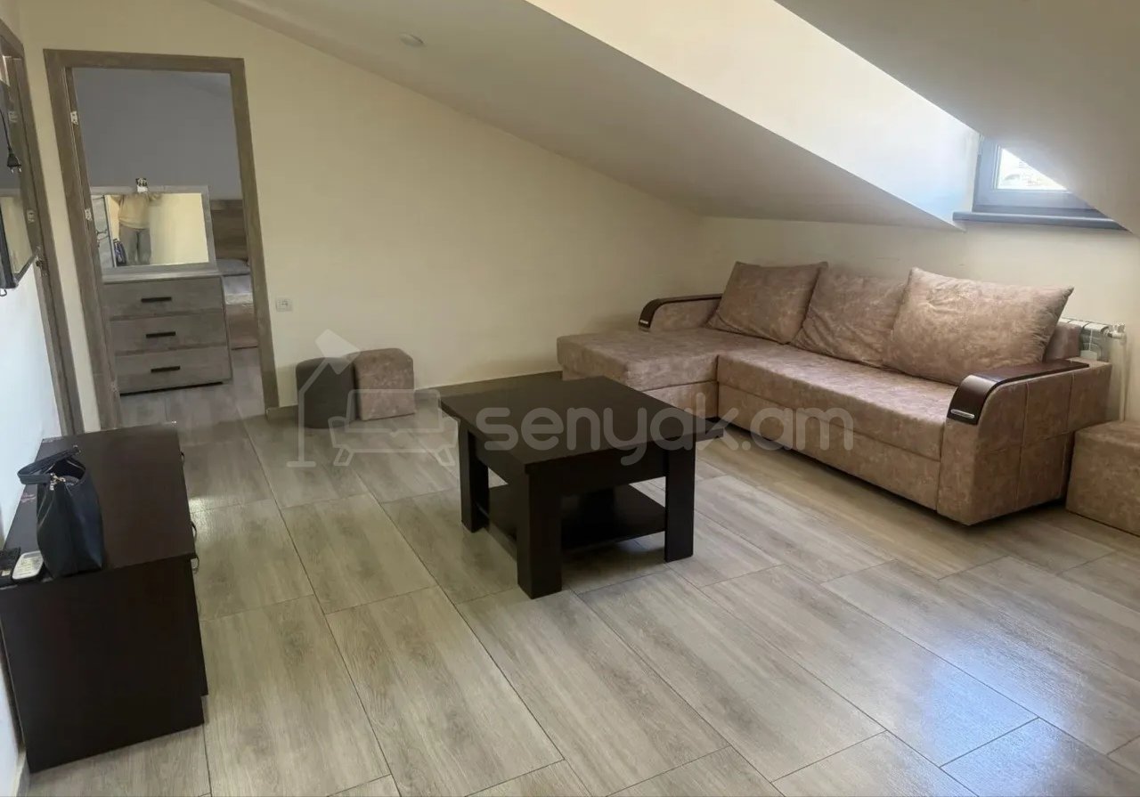 3 Սենյականոց Բնակարան Քարե Շենքում, 90քմ, 4/4 հարկ, Նորմալ Վիճակում, Կահավորված